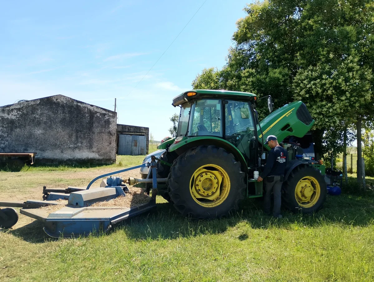 Jair trabajando en el sistema de climatización de un tractor